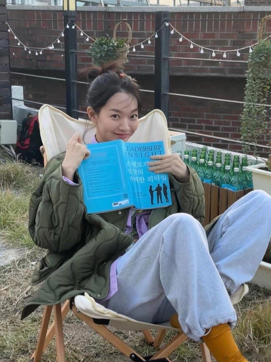 申敏儿婚后首个活动申敏儿婚后首个活动！粉色欧尼美得很安心！是行走的画报啊！最开始