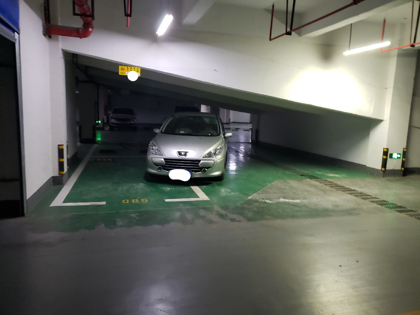 这个车位很赞。SUV+轿车，轿车+跑车，轿车+摩托车，随意搭配。 ​​​