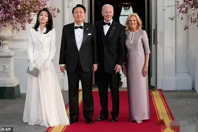 韩第一夫人金建晞也就沾了个边？好像还仅仅是裙子的下摆有幸沾到了白宫的红地毯边上，