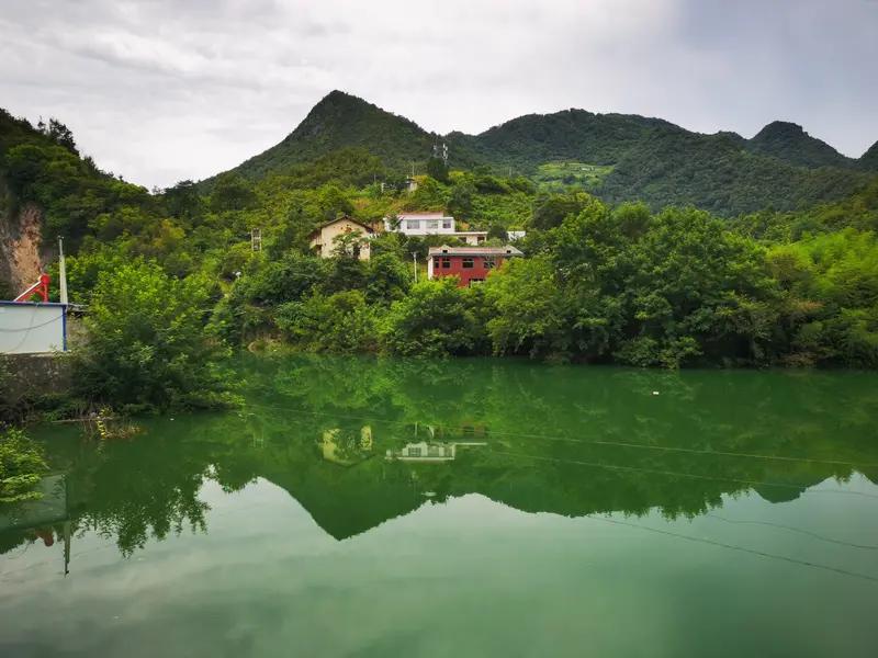 下联：友友请邀对下联 
上联：门前青山绿水，
下联：院里笑语欢声。
