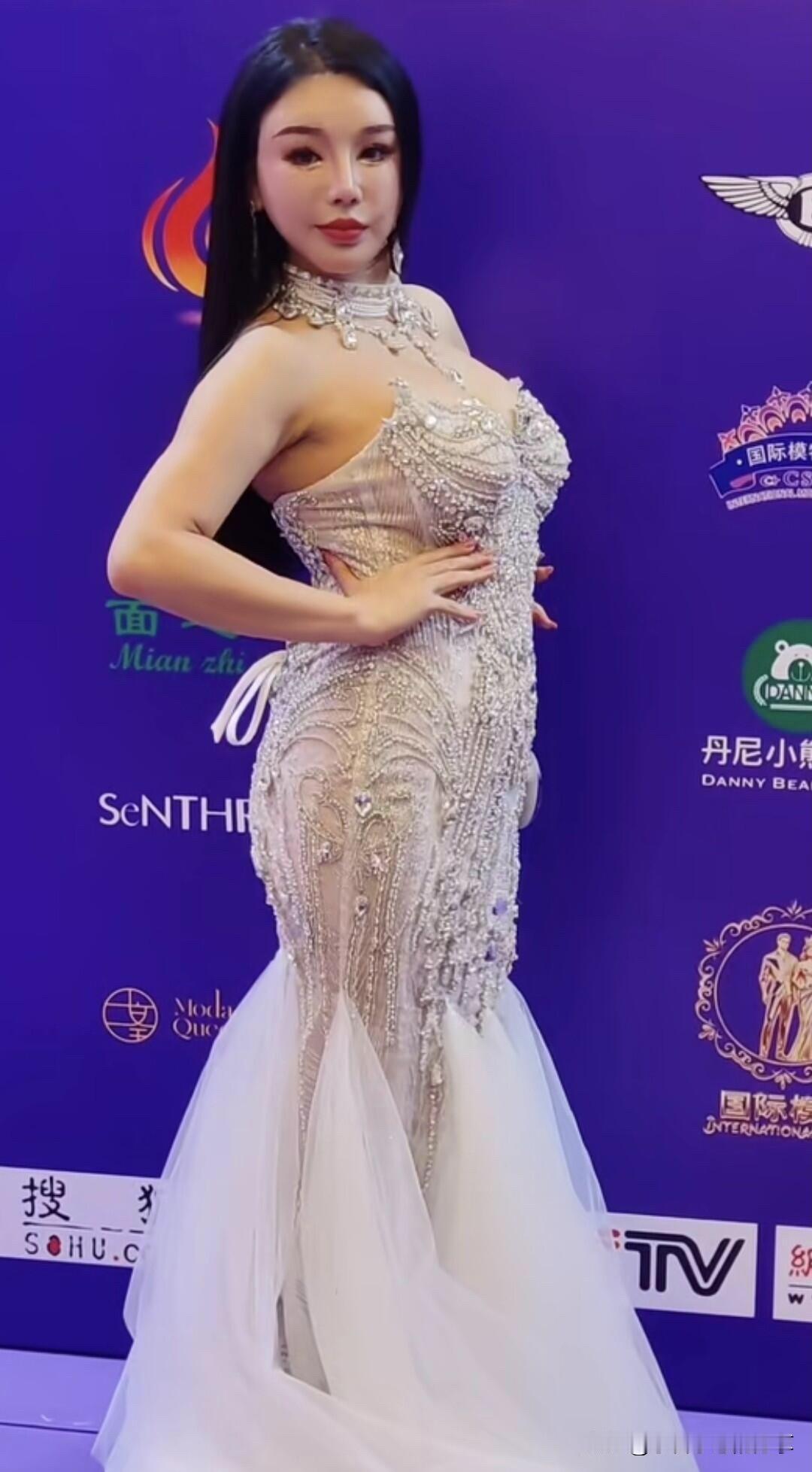 上海模特的这颜值和身材，真的是让人一言难尽，怎么看都不是超级模特的模样。

腚大