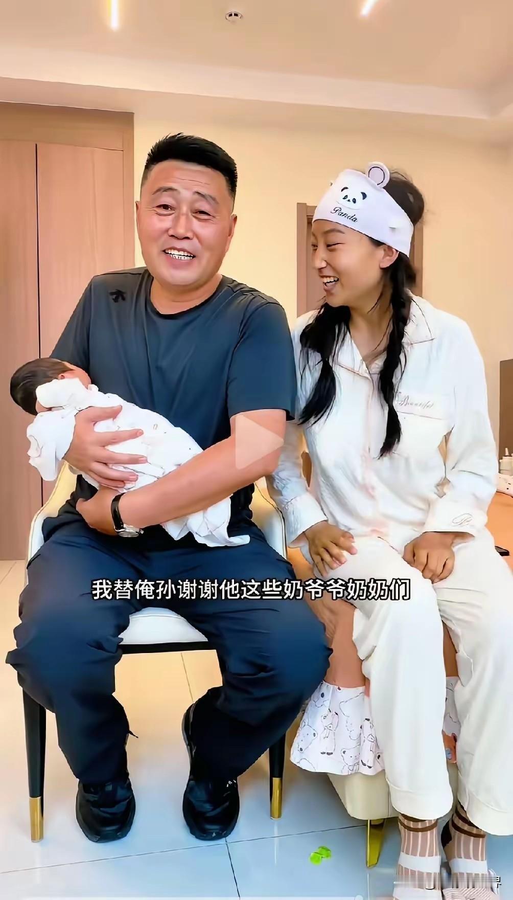 这不是老夫少妻，也不是父亲和女儿。为了自媒体出名，人家搭配的事公公+儿媳妇组合！
