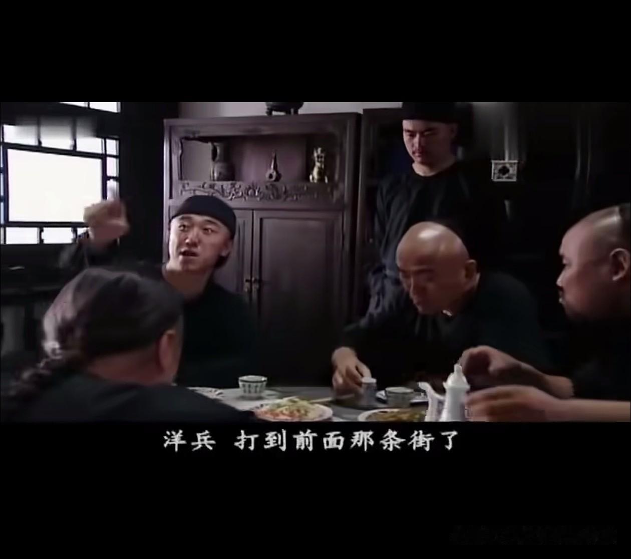 当年八国联军打到北京城了，
可城里的老百姓，
为什么不慌呢？
镜头里看出来，
他