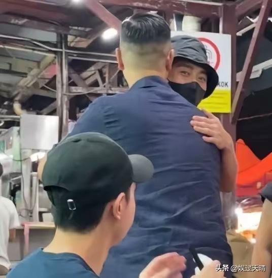近日，胡杏儿的老公李乘德在马来西亚偶遇了黄宗泽，他立刻站起身和黄宗泽握手，还主动