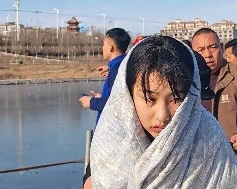 12月6日宁夏同心县，4岁男童冰面嬉戏坠入冰窟。危急时刻，13岁女孩李佳婷站了出
