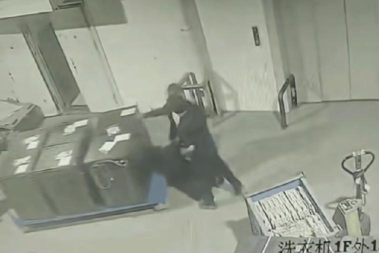 车间里，员工推着产品往前走，主管紧跟上来先开骂，骂完还朝脸上吐口水。员工当场没再