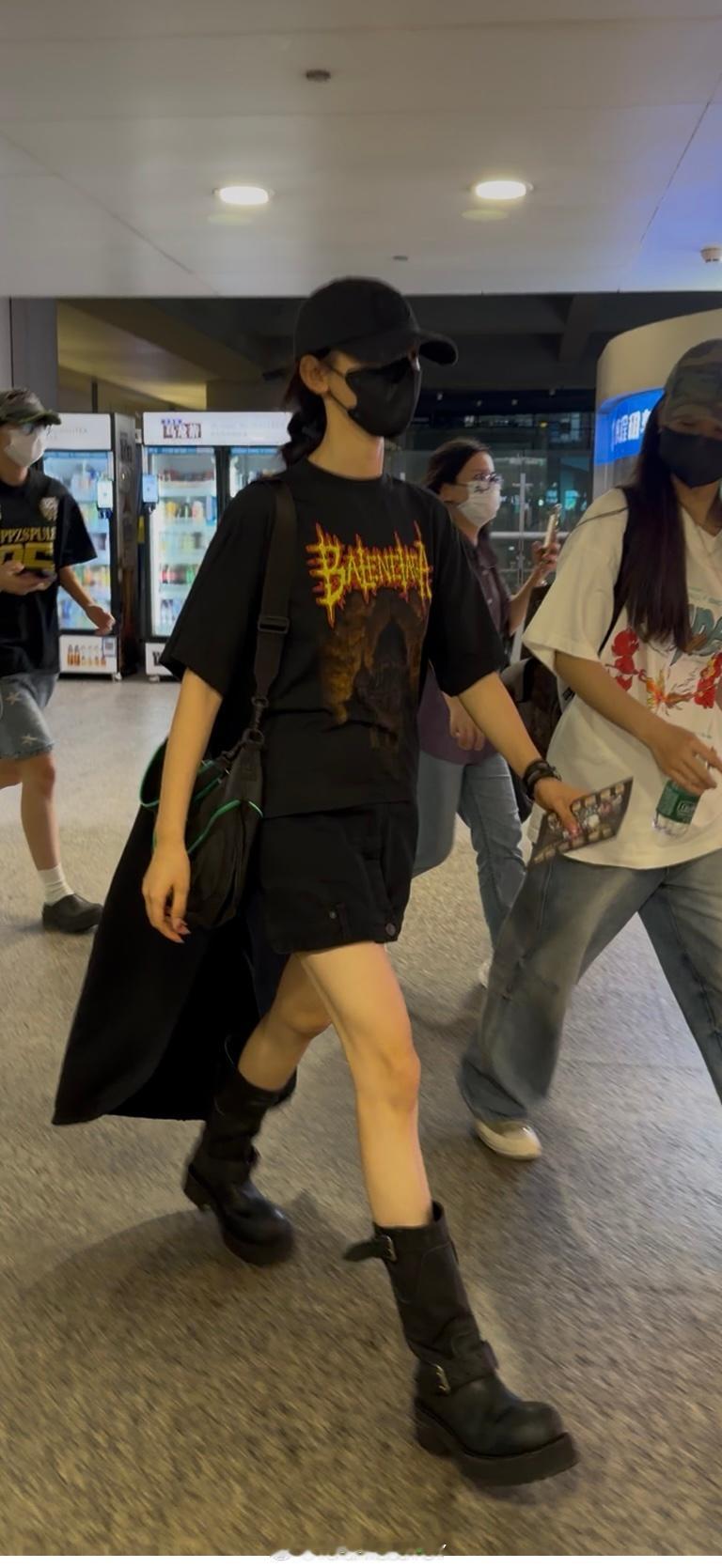 杨超越 上次连续三天跟小越见面还是话剧时候，这次说三天见三次就三次分开更加想念我