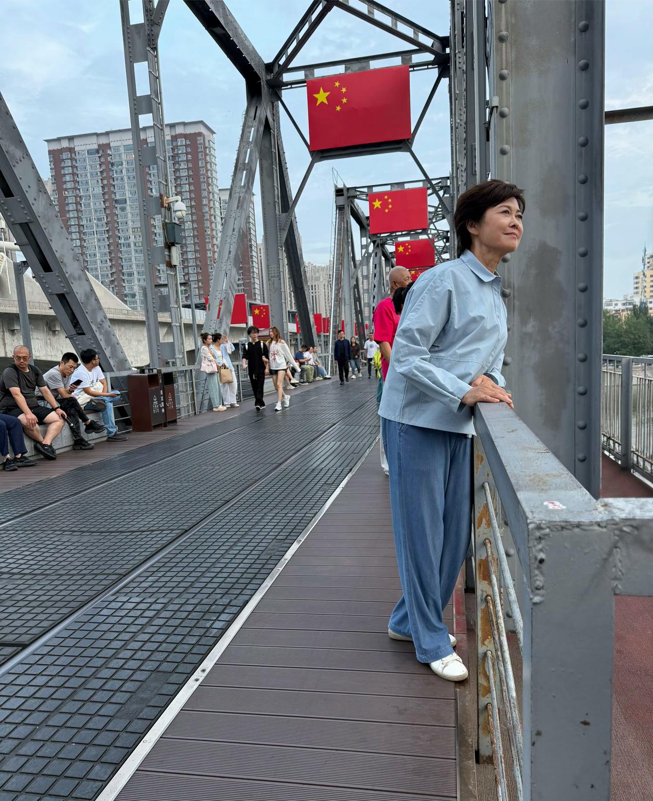 又看到这张照片了。
多么朴实啊！
就跟普遍大妈一样一样的。