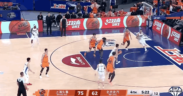 现在北京队的问题是：麦基来了，周琦伤愈复出，还有一个一直打不上球的丘天，这样一来