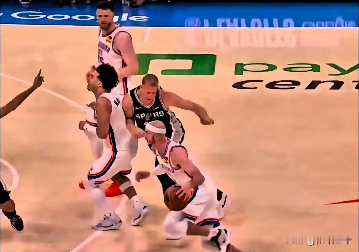 输球又输人！普拉姆利恶意犯规被升级，马刺脸都丢光了！

今日NBA官方宣布，马刺