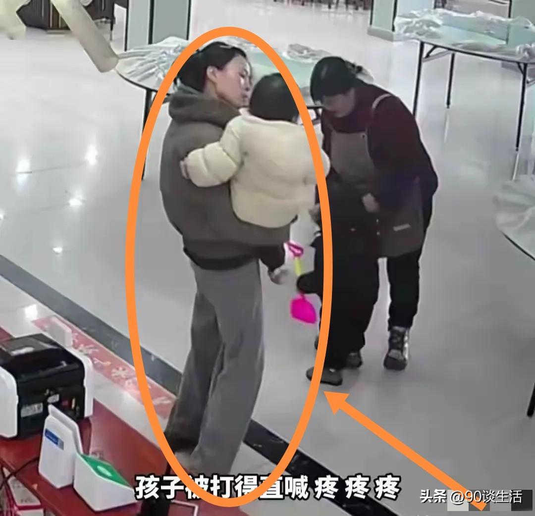 这下事情闹大了！

安徽六安打小孩的女子露面想解决事情了，
但是她的处理方式，简