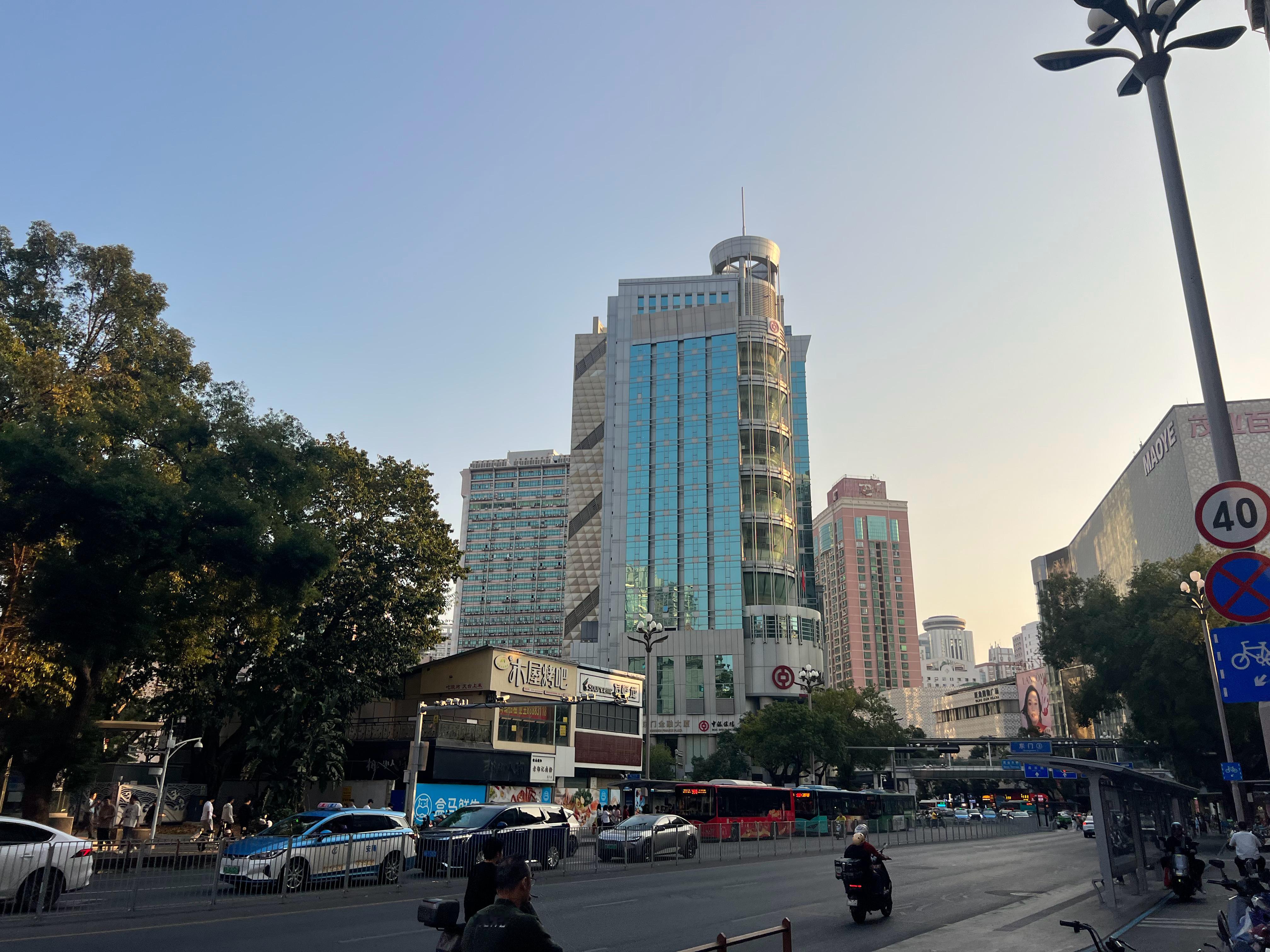 不要提前焦虑，也不要预知烦恼，生活就是见招拆招。遇见，获得，失去，成长，释怀，完