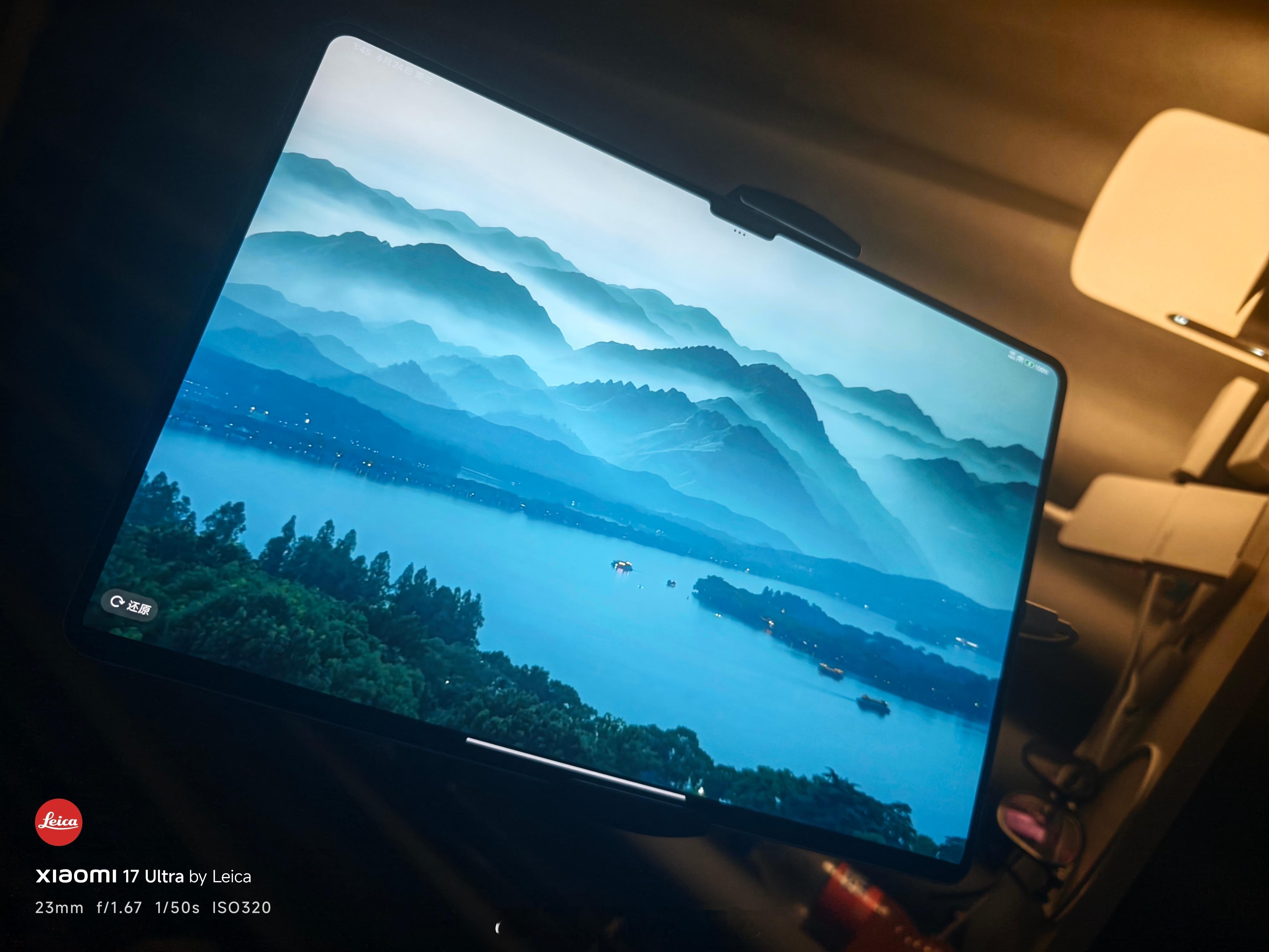 我非常喜欢OLED 屏幕的平板……床头挂了个小米平板7 Ultra，出差带的OP