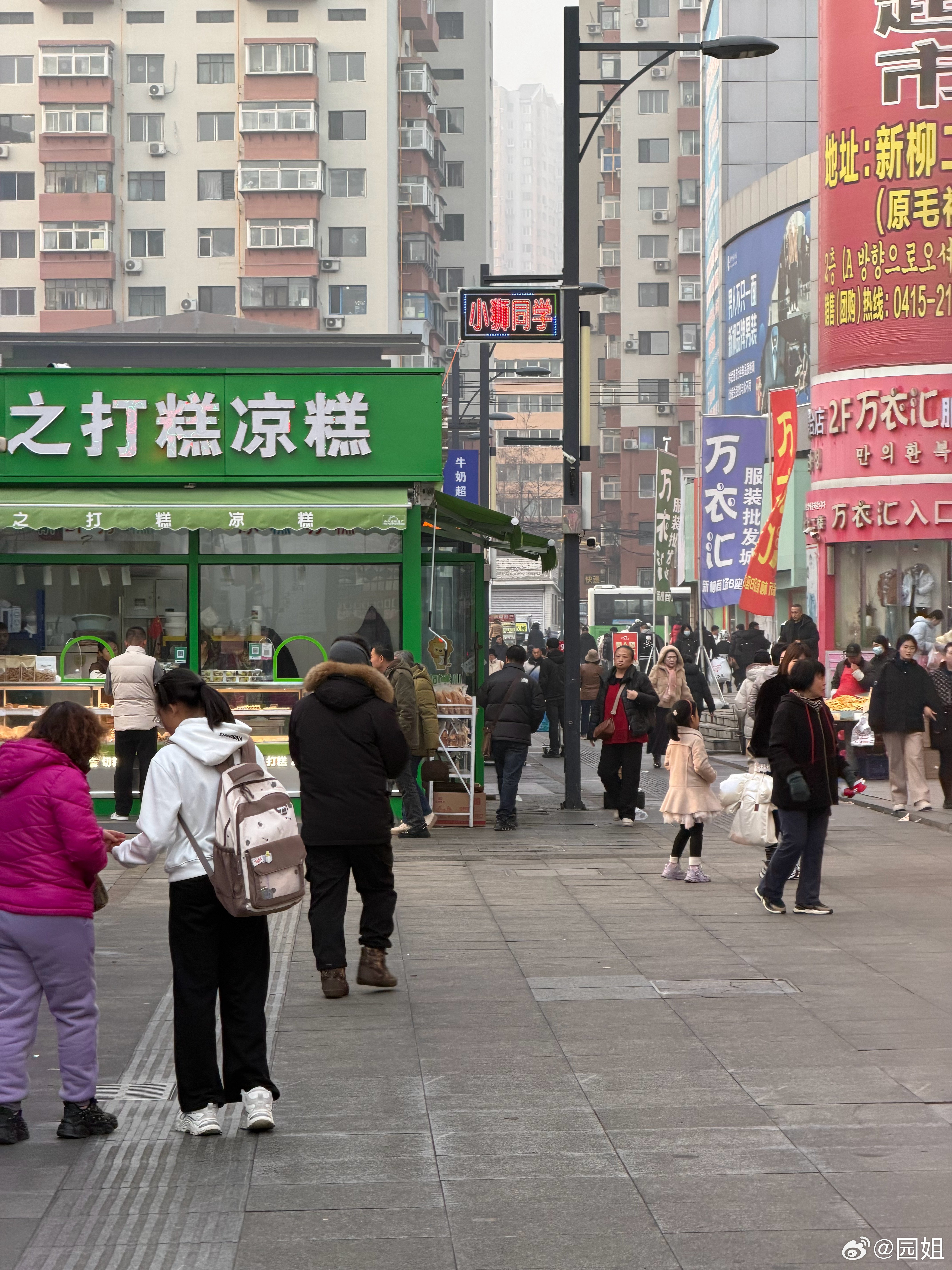 带二宝去逛街了，人还蛮多的，结果啥也没买，二宝要吃糖葫芦，结果买了一个他吃一口就