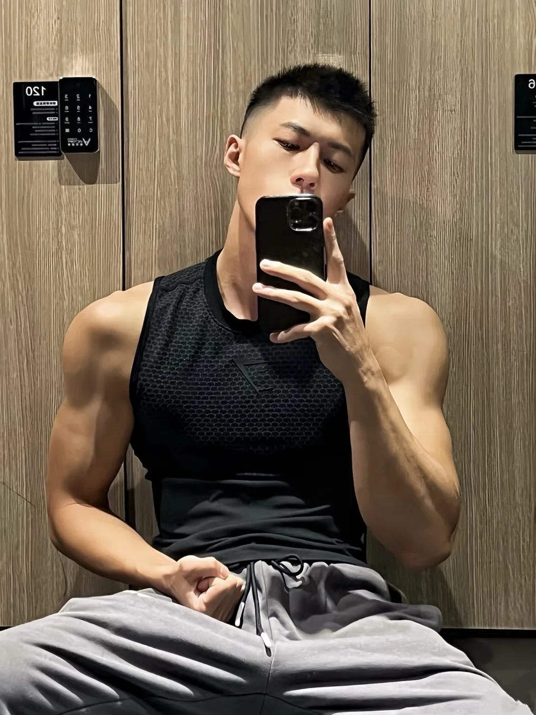 1️⃣个爱健身的boy