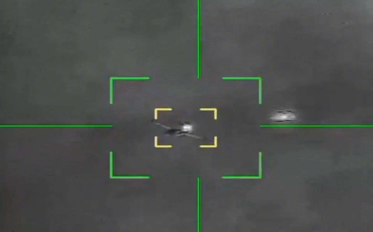 【#伊朗击中美军A10瞬间画面#】当地时间3日，伊朗方面公布了防空导弹击中美军A