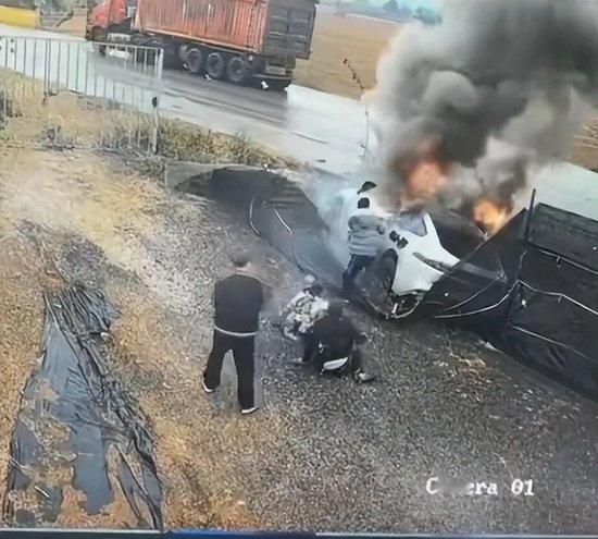 【新能源汽车遇车祸自燃，监控显示碰撞后20秒开始冒烟，一男子从着火车窗中救下3人