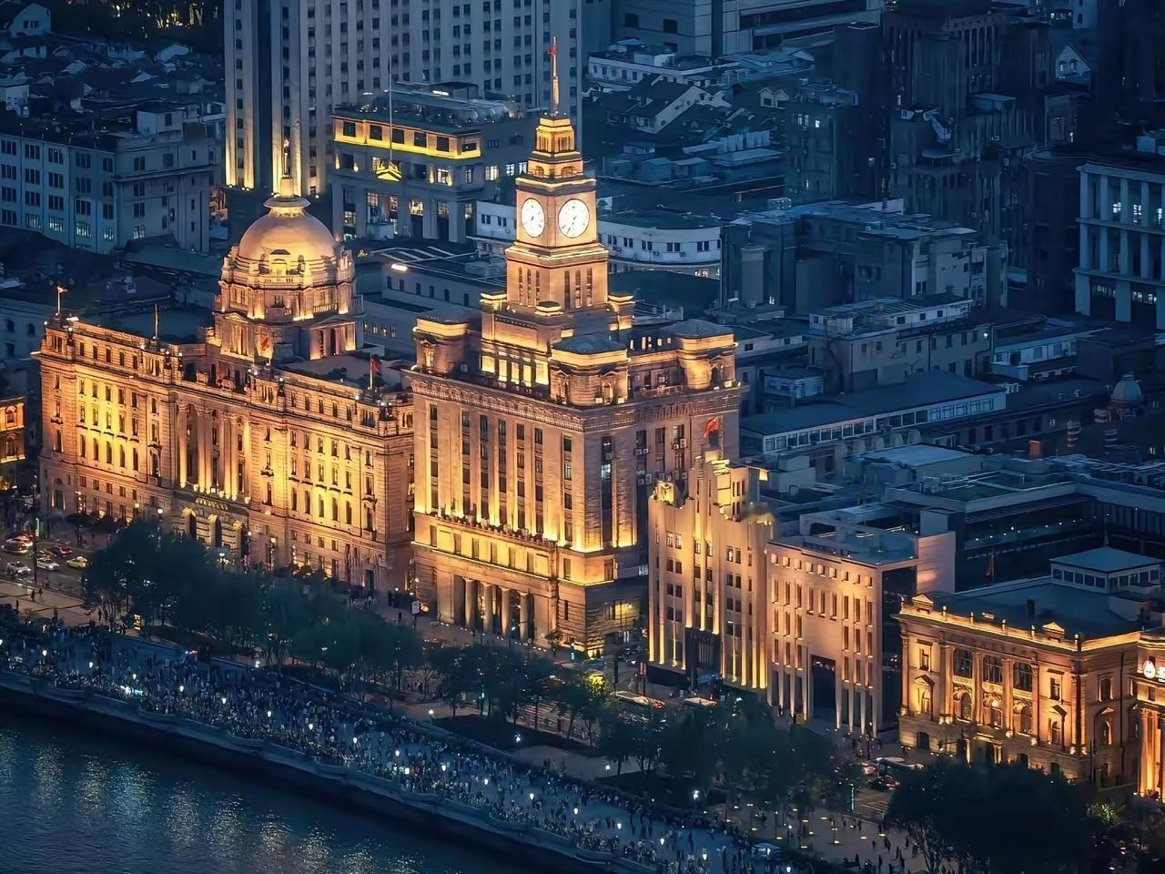 ✨东方甄选主播纷纷跳槽✨

🐼 时代的发展是要进步的，听说东方甄选要搞 “军事