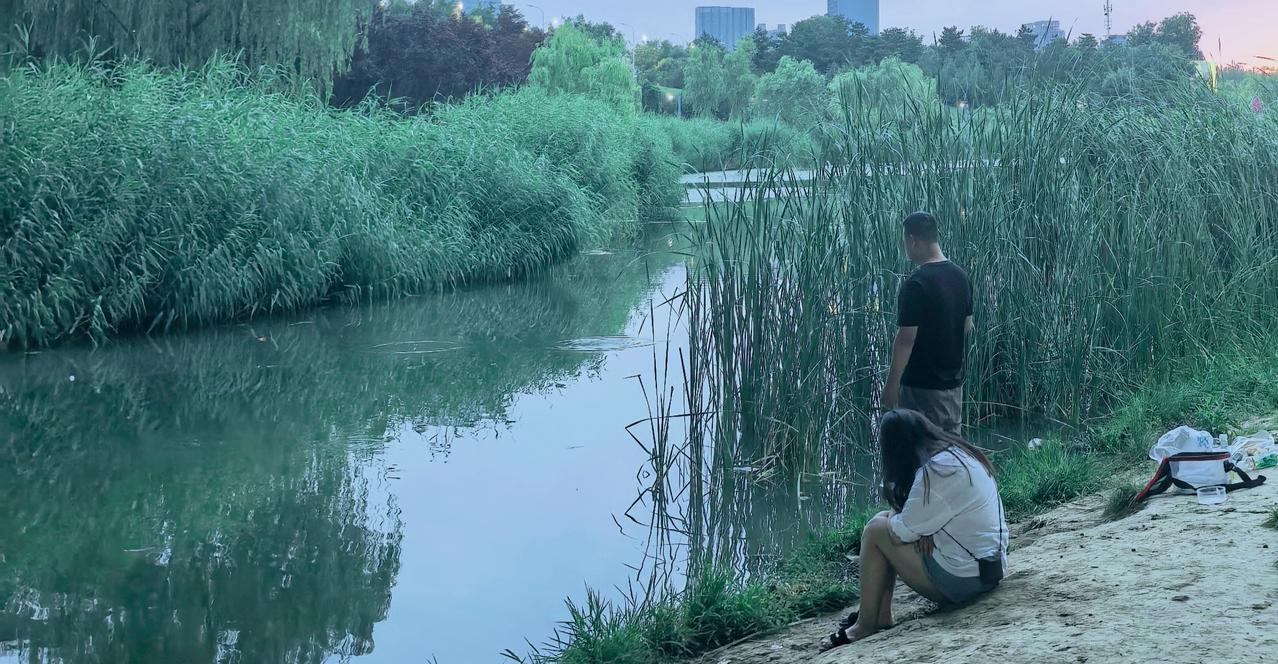 我们总像那鱼竿，执着某个结果；却忘记了水面的涟漪，风吹芦苇的沙沙声，岸边悄无声息