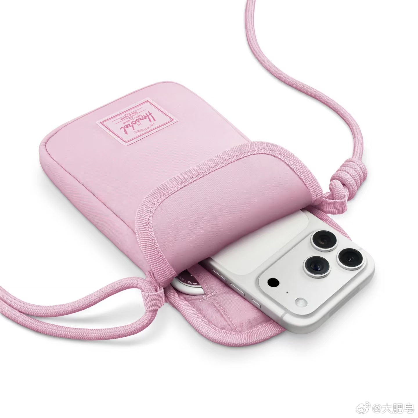 iPhone斜挎包 这个不算难看，比之前那个袜子那个好看多了。但问题是价格够贵的