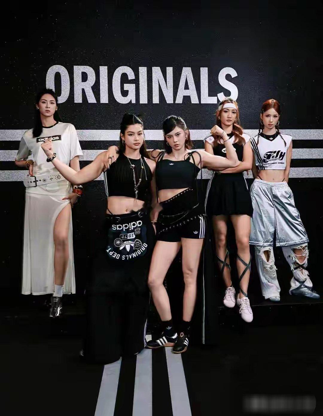 吴艳妮 、余依婷 、李玉婷、卓识、邵雨琪大方展示有力线条，美爆了 ​​​