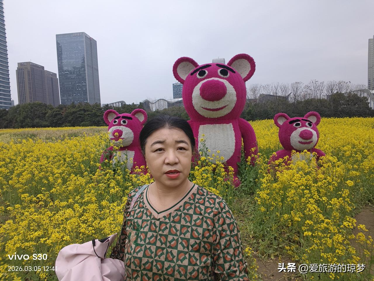 我在杭州钱江世纪公园，因为它的七彩油菜花开了，每个人都在拍照，都想把这份美丽留在
