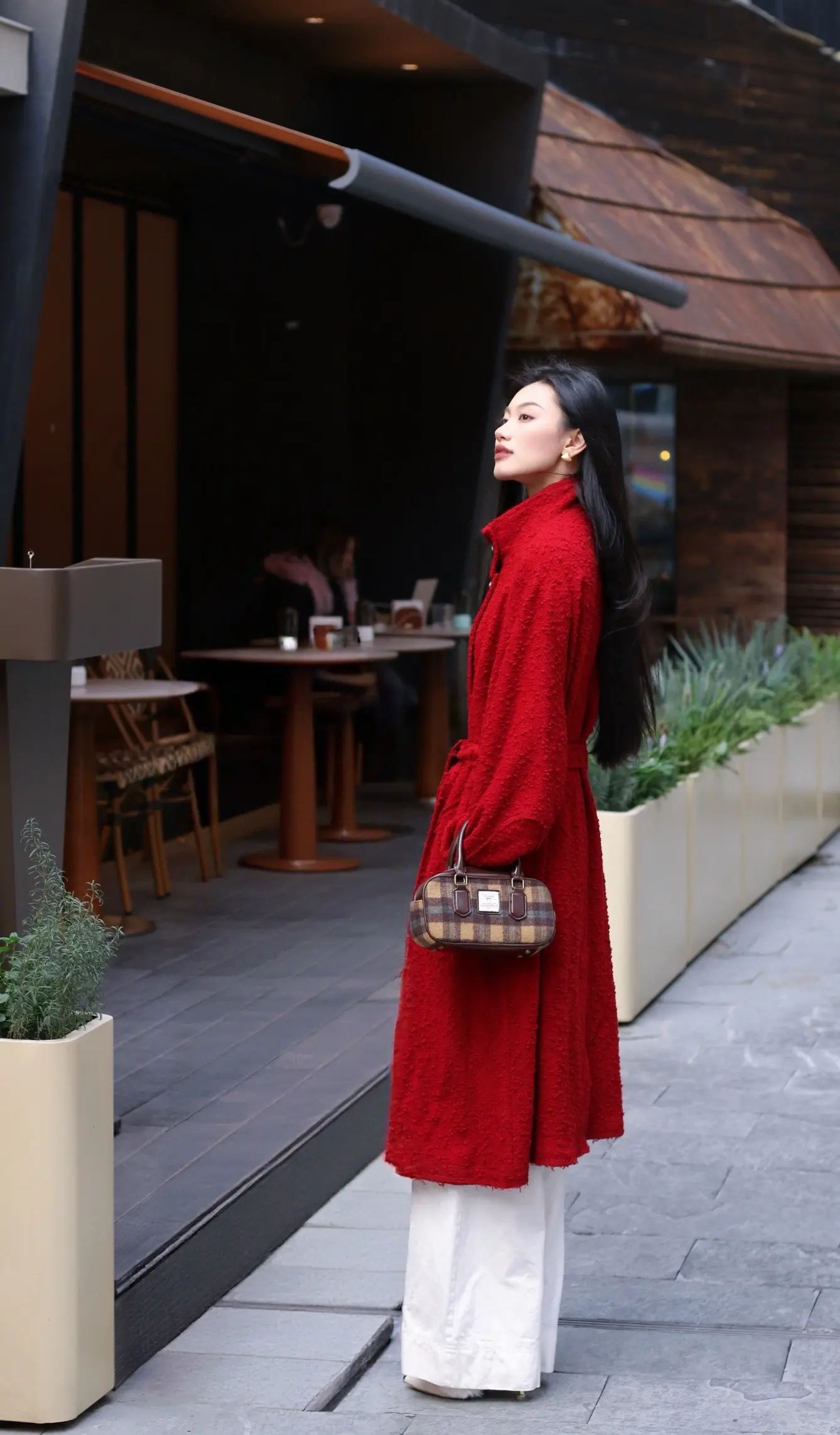 黑发红唇中国女人🫶。