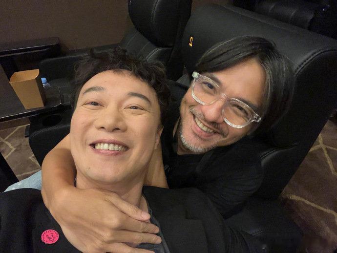 陈奕迅发了好多合照陈奕迅发了一大波合照刷到陈奕迅发的好多合照，冯德伦、杨千嬅、许