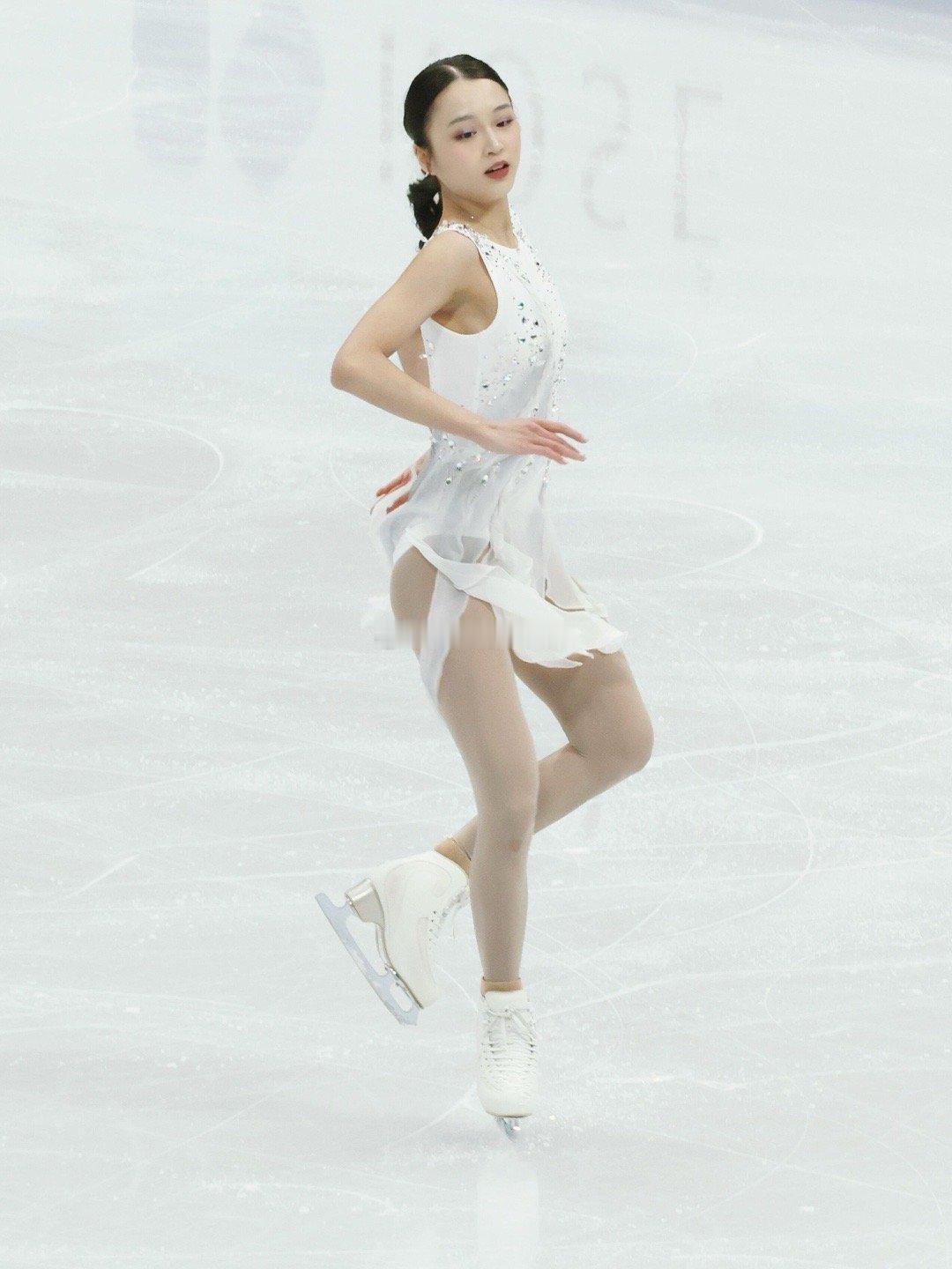 花滑姐妹们关系好甜在朱易的Vlog里，我们看到了花滑运动最本真的美好。她坦言每一