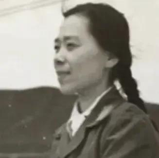 1995年，张桂梅丈夫去世。

她带着一身伤痛来到云南华坪，原想在大山里悄悄疗愈