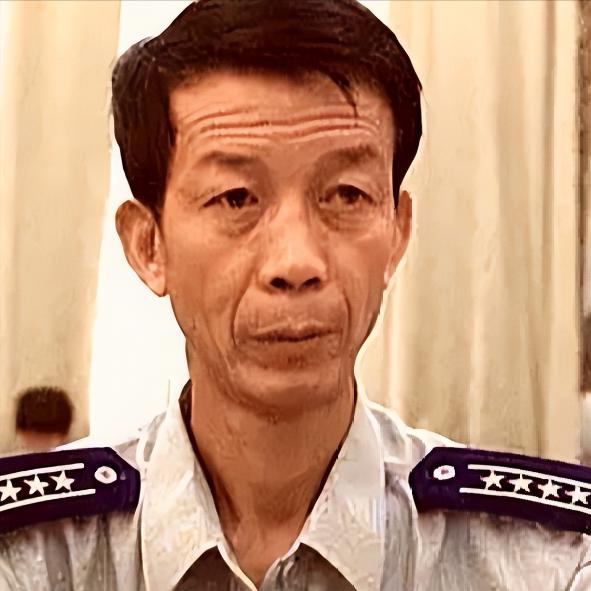 [太阳]1996年，我国试飞员邹延龄出国试飞飞机，酒会上，一位外籍美女在他耳边轻