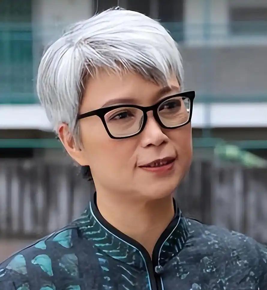 “旧的日子已经过去了，在新的日子里，我们做女人应该奋发图强，不要再受三从四德这些