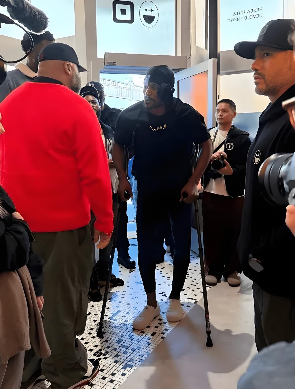 巴特勒受伤后首次露面，拄着双拐的他看着状态不错。

1.20日距离巴特勒受伤已经