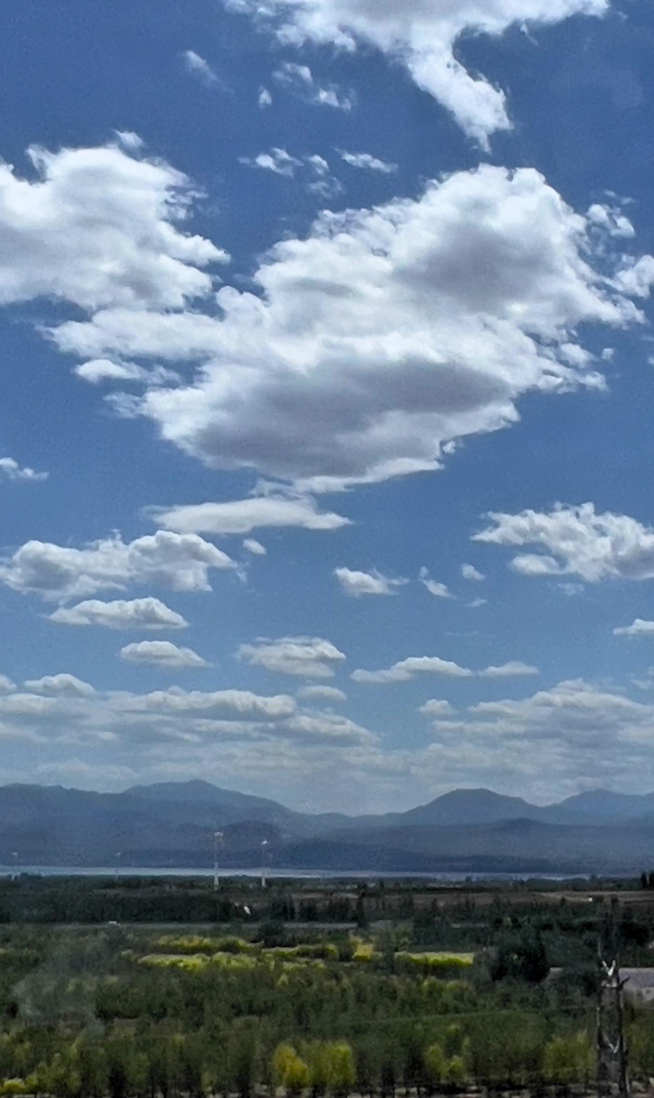随手拍天空蓝天白云美景旅途中拍摄的蓝天白云