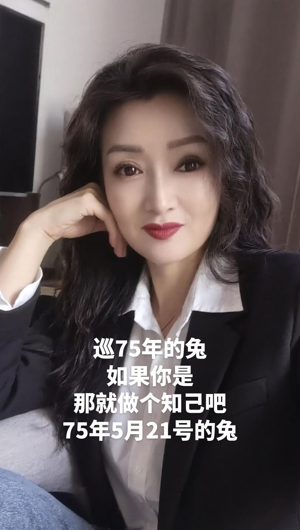 忘记年龄讨好自己，简单点糊涂点开心点一切刚刚好……