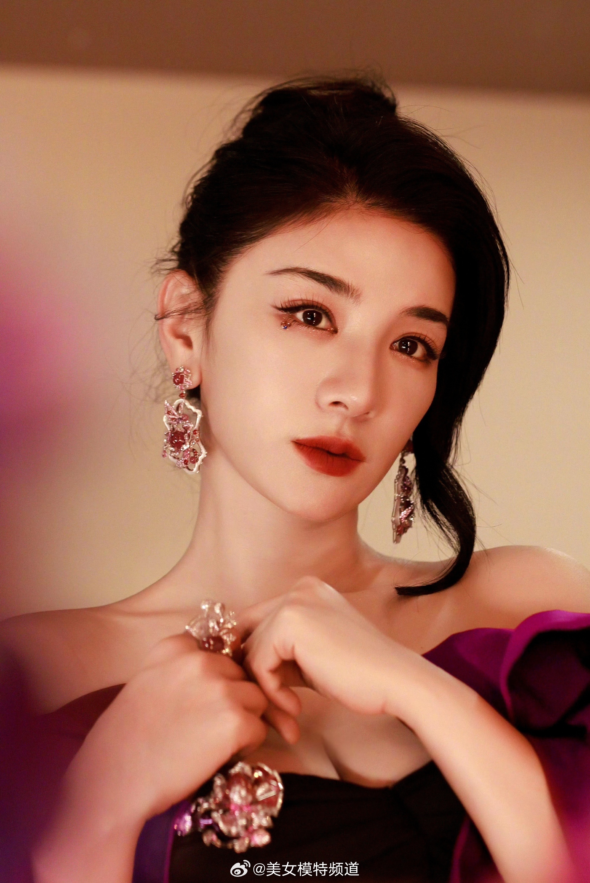黄奕浓颜红酒妆大片 ​​​