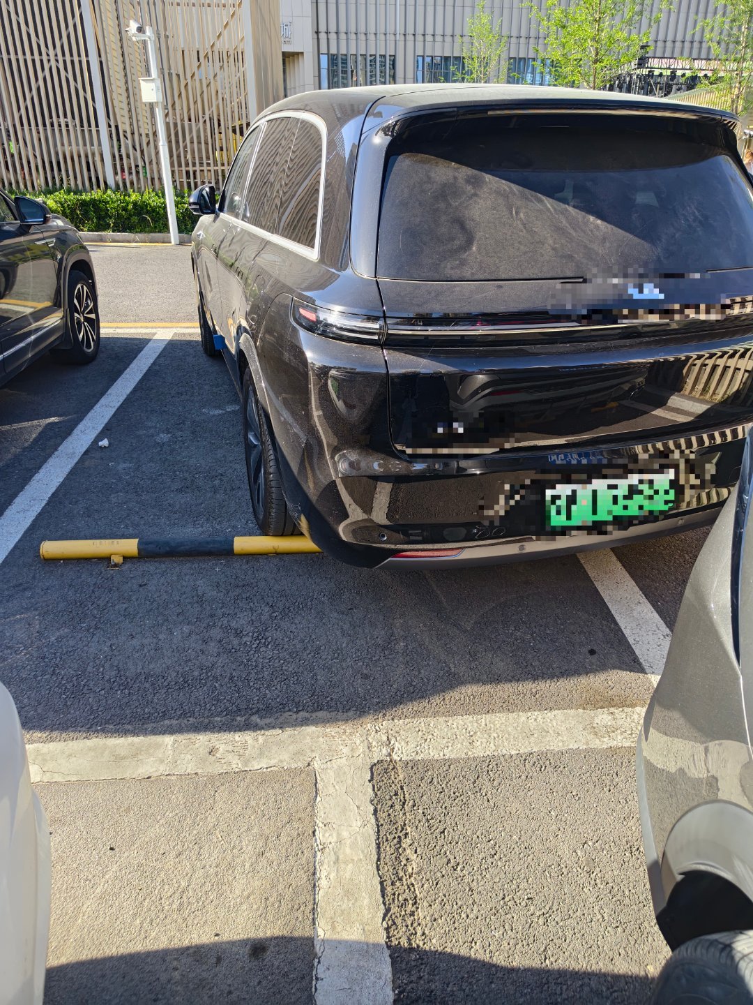 这种车位如果真停不好，干嘛不用辅助泊车咧，现在都非常成熟安全了。 