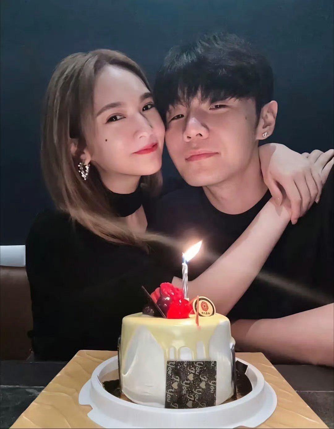 李荣浩亲吻杨丞琳播放量2亿2017年李荣浩在台北小巨蛋演唱会上突袭亲吻杨丞琳的“