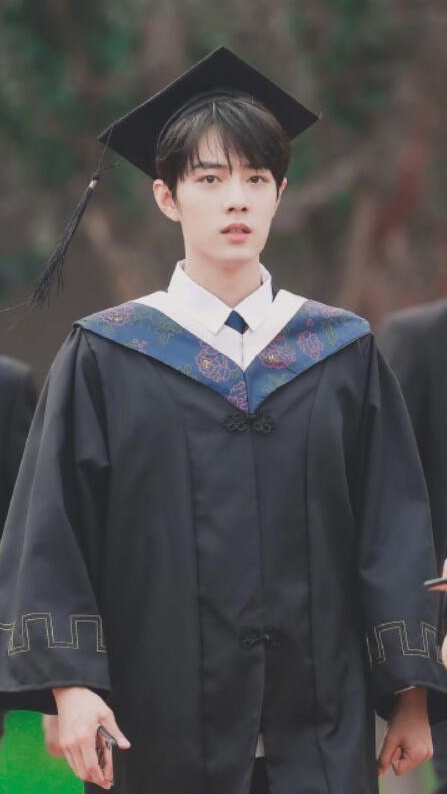 ——ʚ₁₀₀₅ɞ—— 肖战 肖学长好帅呀！可以合影拍个毕业照🎓吗肖战首位提名最