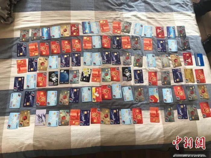 银行卡深夜被刷爆，她不报警不挂失，冲进超市买了袋3块钱的盐。2025年9月，重庆
