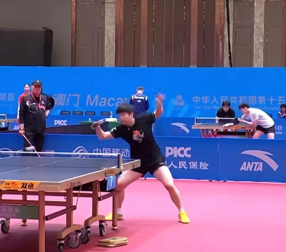 新鲜的莎莎又在挥拍训练，
拉伸必须得脚掰直，
这核心真稳。

全运会训练场莎莎又