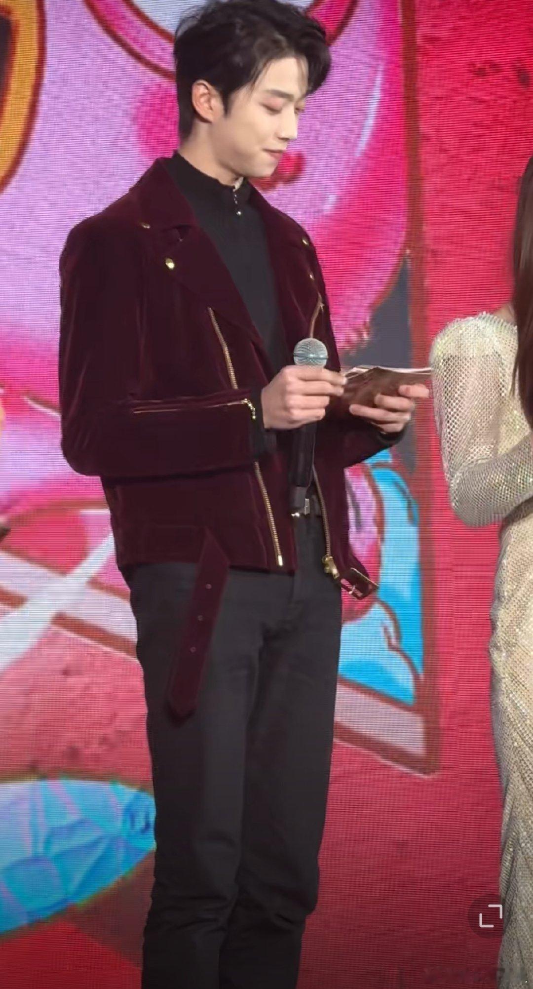 张嘉元哇唧年会专业对口  在哇唧唧哇年会上，张嘉元用专业和热情点燃了整个现场！他