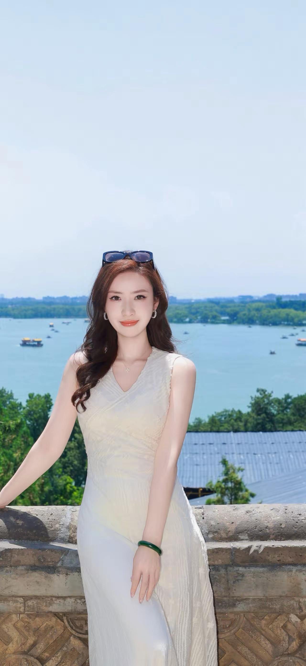 夏日清新穿搭，湖畔漫步，阳光下的美好时光