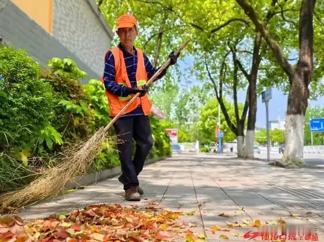 从小到大你最敬佩的人是谁 从小到大，我最敬佩的人是环卫工人。
不管是严寒酷暑还是