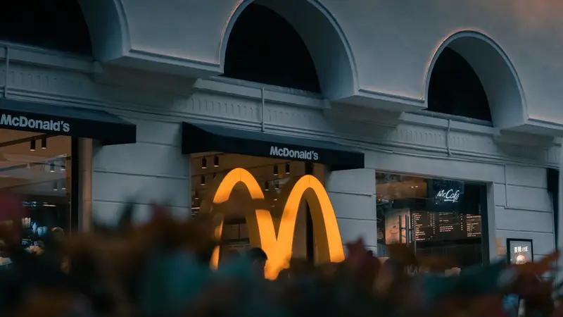 麦当劳于中东地区面临诸多风险，宗教文化差异首当其冲。中东多为穆斯林国家，遵循伊斯