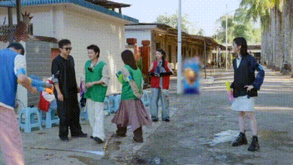 邓超王影璐抽象圣体互认谁被两位戏精的默契整乐了！吃鸡现场画风突变文艺煽情，一唱一