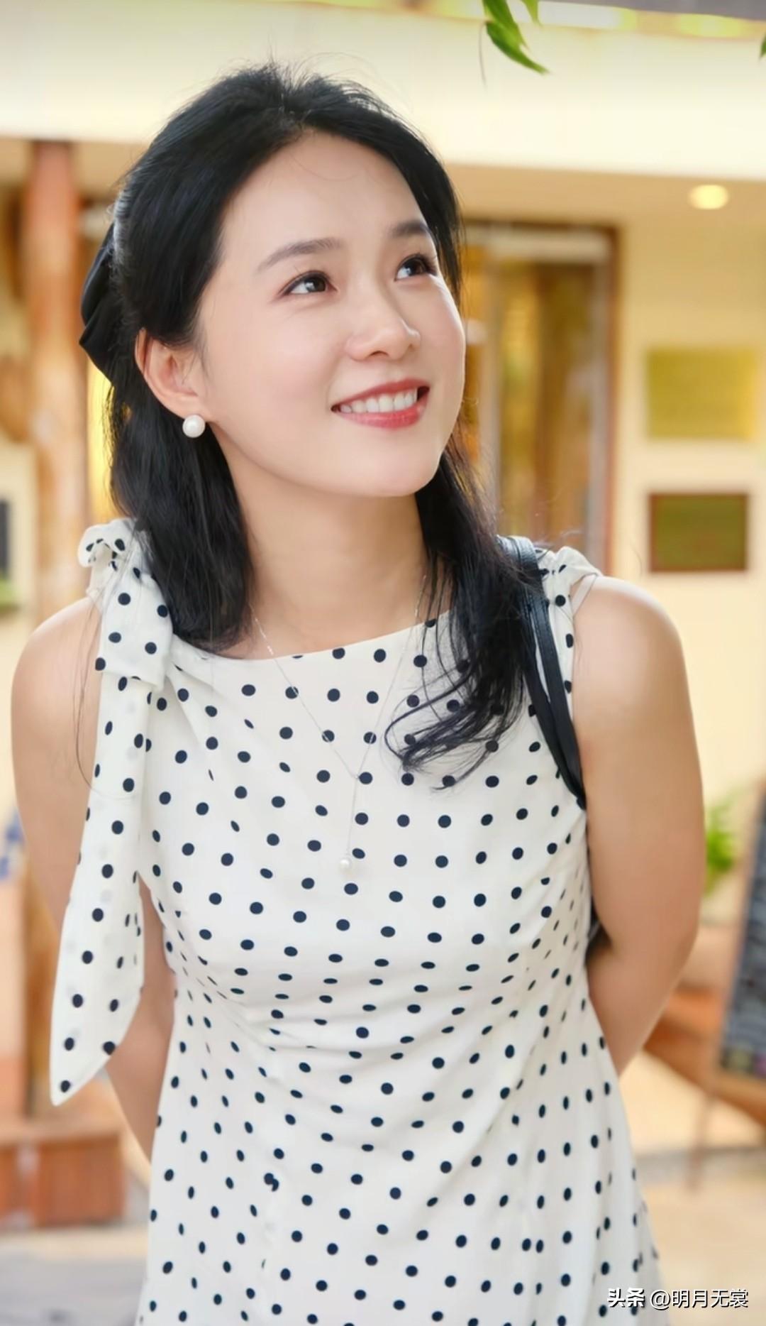 复古圆点裙，带点俏皮和青春的纯美。花样美女写真 低饱和甜系写真