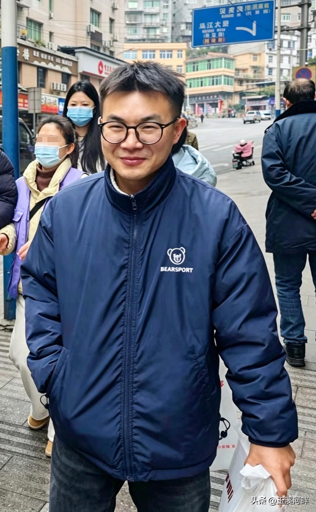 被彭水县00后网格员小龚留给家人的最后一句话泪目了，他给父亲发信息说“爸，明天帮