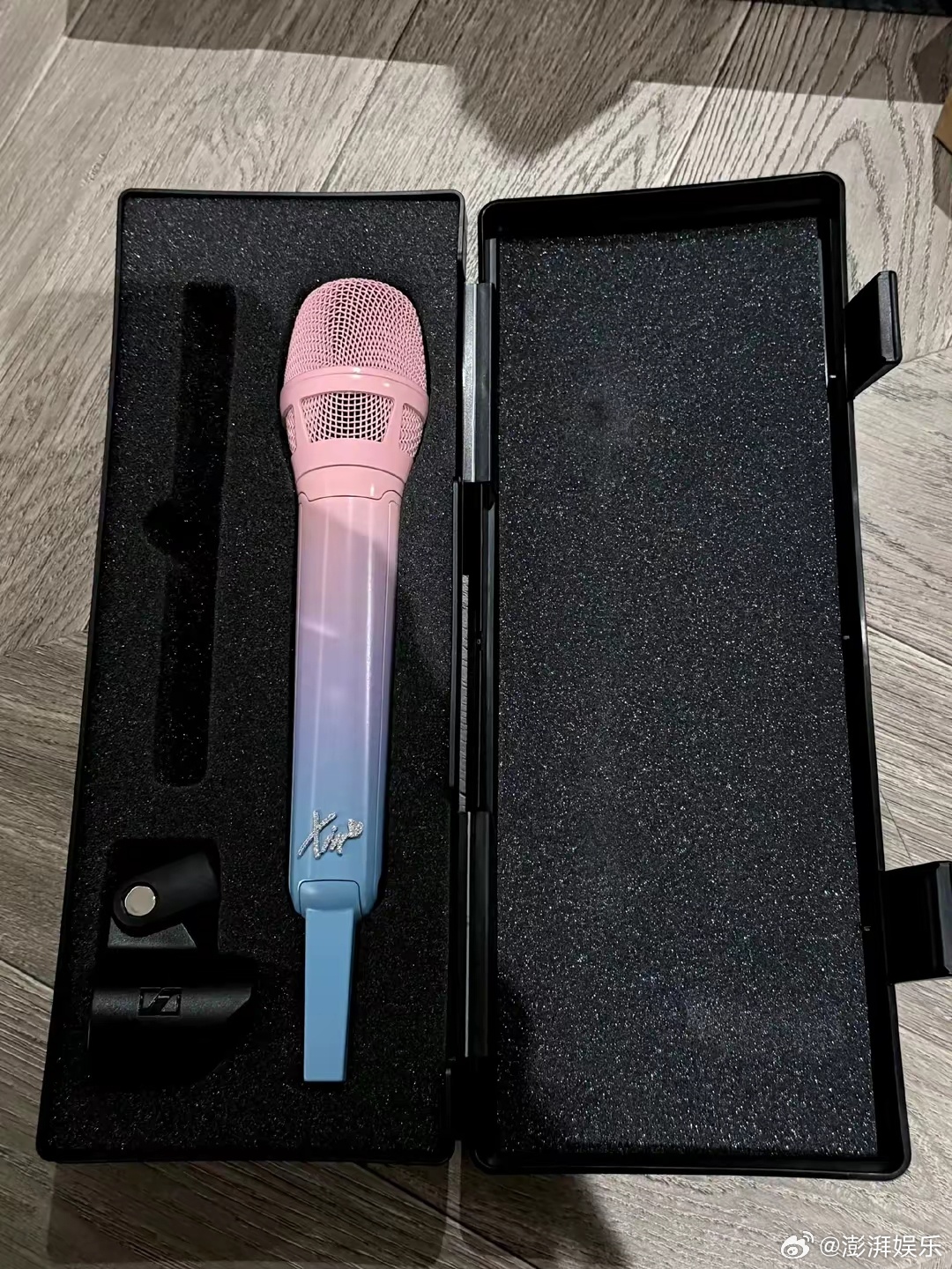 张鑫晒白鹿送的麦克风白鹿送定制麦克风，为张鑫广州生日会远程应援，友情太好嗑！ ​