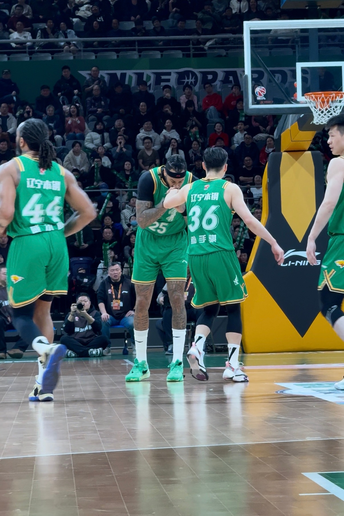 大莫又整活！鄢手骐三分命中，莫兰德亲一口手的小手，鄢手骐上半场5中3拿到10分辽